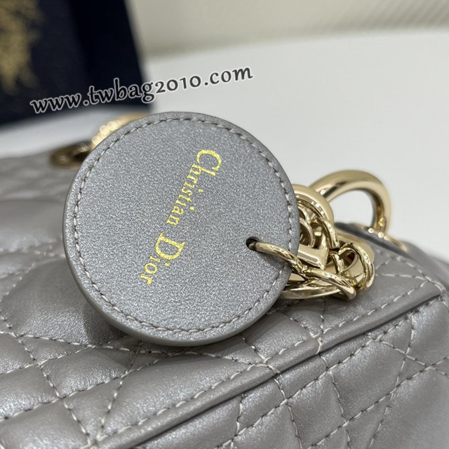 Dior专柜新款Lady女包迪奥高仿原单Classic Lady 戴妃包，标志性的字母吊饰，经典的菱格，手感极好的绵羊皮，人手一个必备的三格小包。迷人优Classic Lady戴妃包三格手提女包 djfk1417